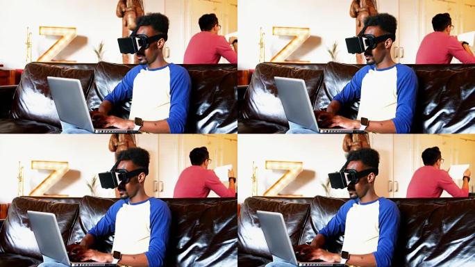 男人在客厅使用虚拟现实耳机和笔记本电脑