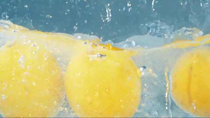 静止的水面被掉落的柠檬干扰。