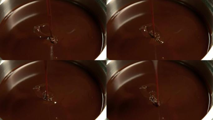巧克力在平底锅中融化