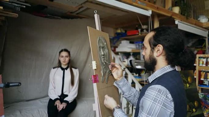 熟练的雕塑家在画布上与橡皮泥一起工作，在艺术工作室中创建女性摆姿势模型的面孔