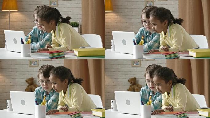 小孩在笔记本电脑上打字