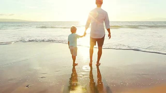 日落时，父子在海滩上牵着手一起玩耍。