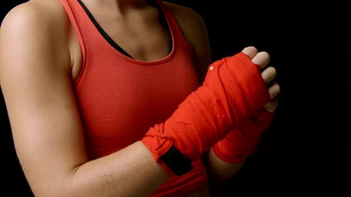 女拳击手检查她包裹的拳头，特写镜头