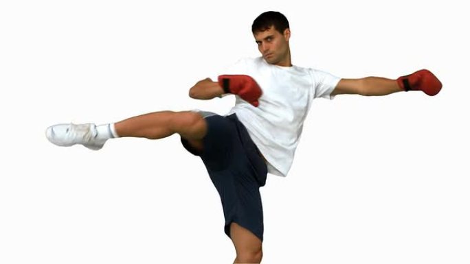 拳击手在白色屏幕上进行空中踢