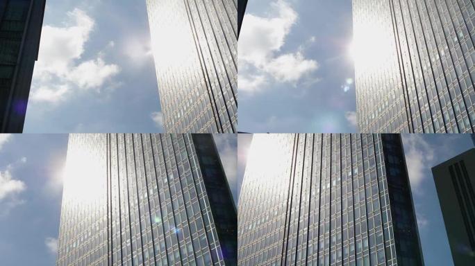 阳光反射的现代建筑玻璃墙