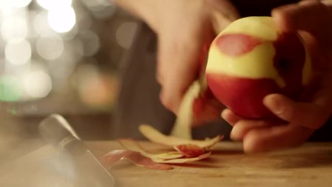 专业厨师正在厨房切红苹果。