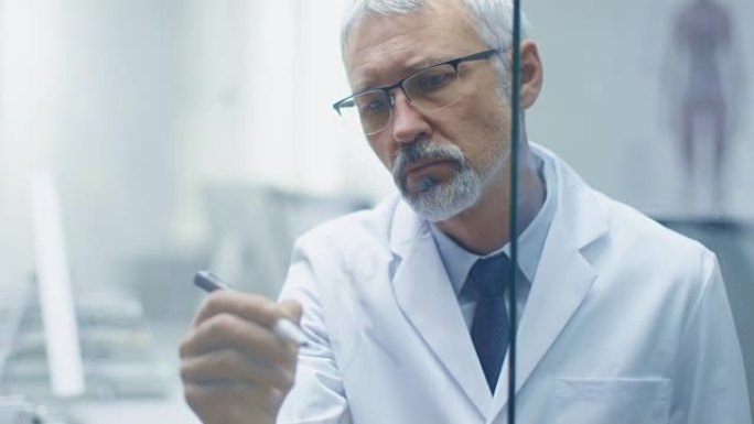高级科学研究员在玻璃白板上写下科学公式。他戴着眼镜，他的办公室明亮而现代。