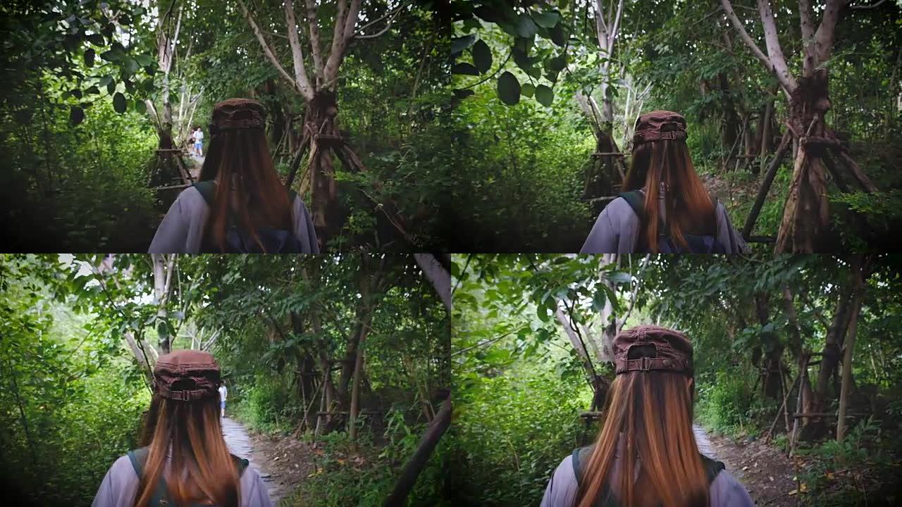 在森林里散步的女人