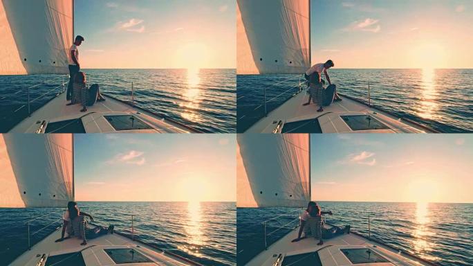 WS夫妇在日落时在帆船甲板上放松