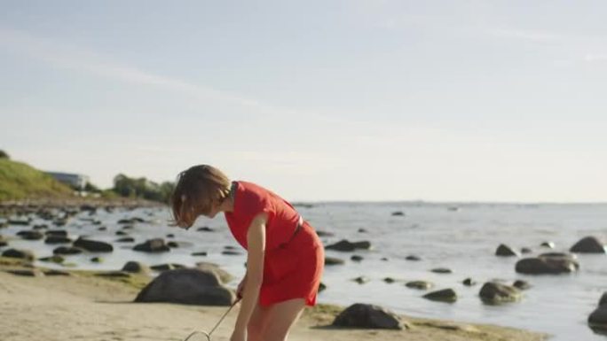 年轻女孩正在海滩上打羽毛球