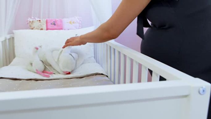 孕妇在4k商店购买婴儿床