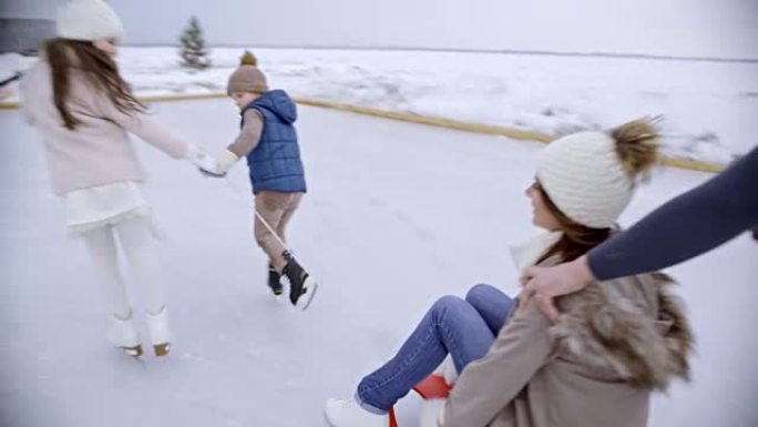 冬天在溜冰场玩得开心的家庭