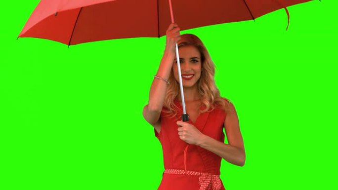女子在绿屏上撑伞