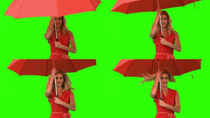 女子在绿屏上撑伞