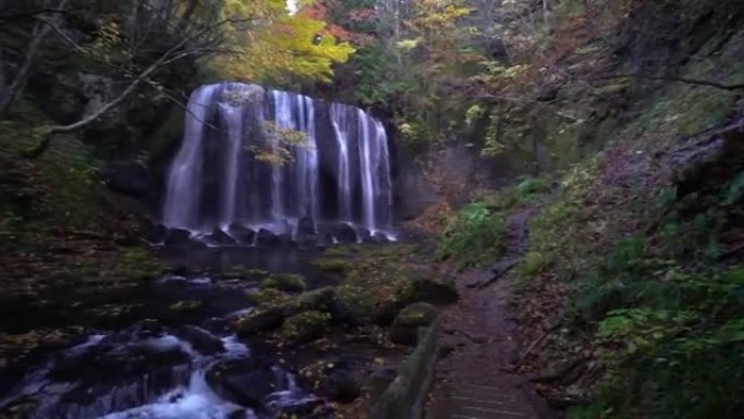 平移镜头: 日本福岛的Tatsuzawafudo瀑布