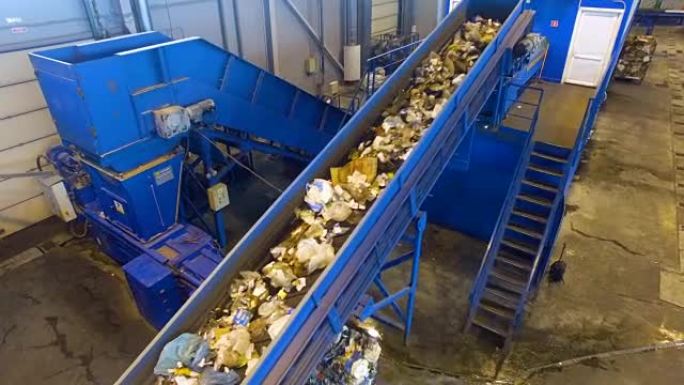 废物分类。在回收工厂工作的工厂输送机。
