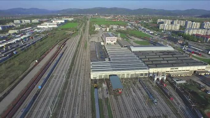 天线: 工业城市货站上的巨大货运列车终点站