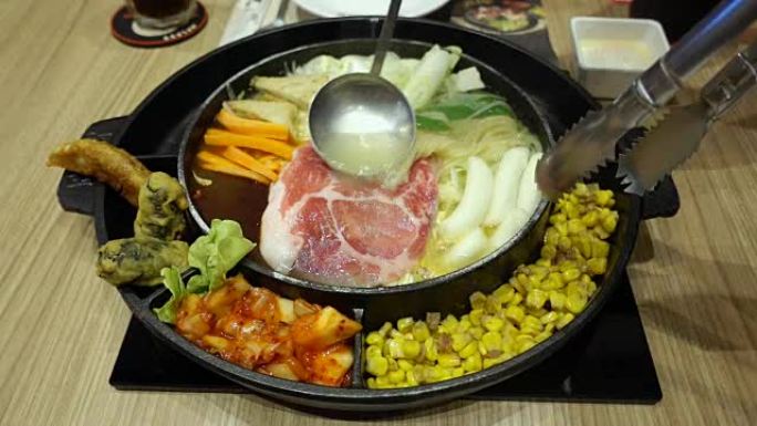 韩国火锅“Budae Jjigae”或“Army Stew”是融合了美国风味的韩国美食