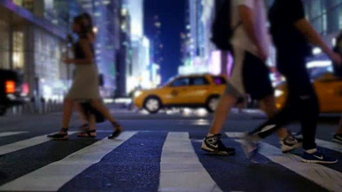 在城市中行走的人很多: 压力，现代生活，人口过剩