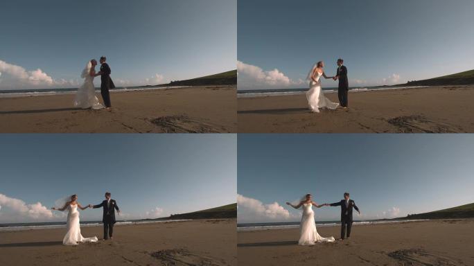 迷人的新婚夫妇在海滩上奔跑