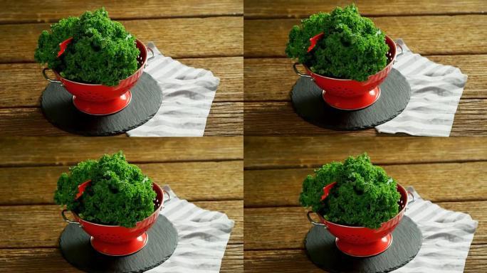 平底锅里的绿叶蔬菜4k
