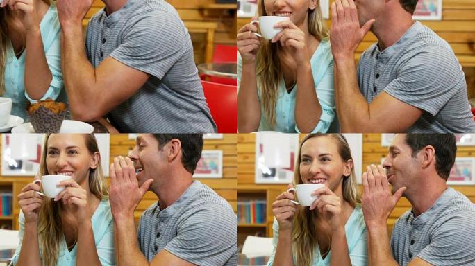 男人在喝咖啡时在女人耳边窃窃私语4k