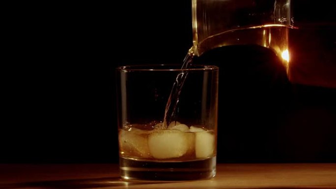 威士忌以慢动作倒入玻璃中