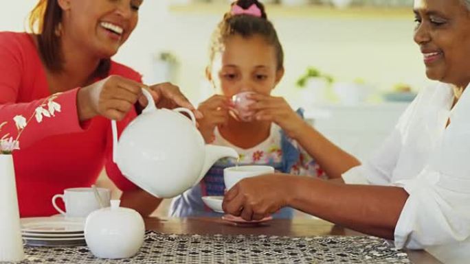 快乐的多代家庭在餐桌上喝茶4k