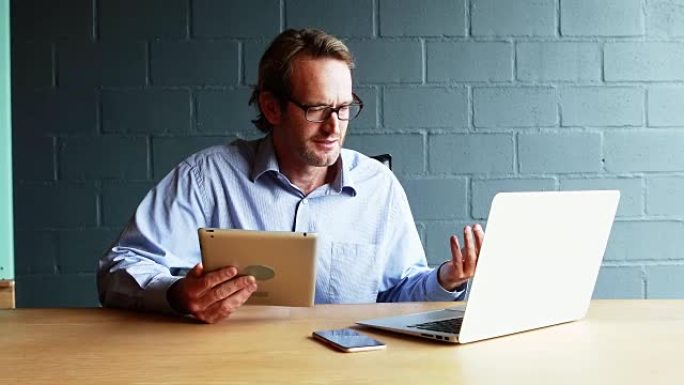 商人通过笔记本电脑上的视频通话与客户互动