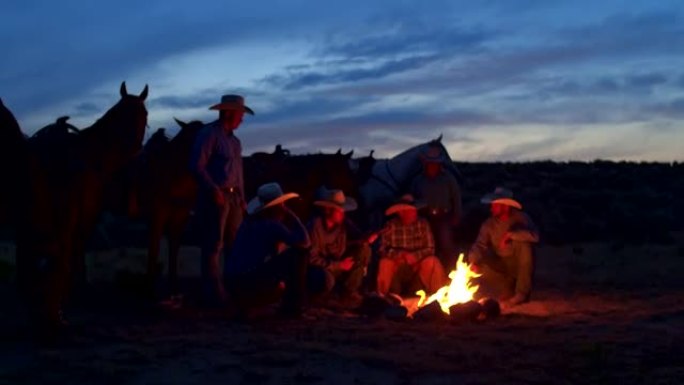 在美国犹他州的篝火上，一群牛仔的手持视频