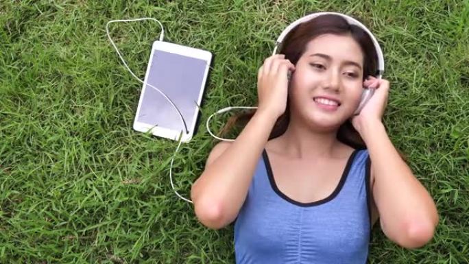 年轻的亚洲女性喜欢音乐