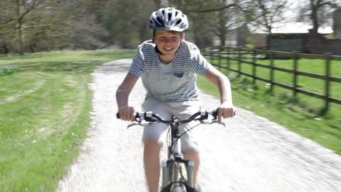 小男孩沿着乡村赛道骑自行车