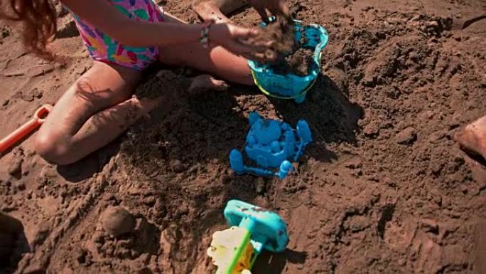 暑假期间，幼儿在海滩上建造圣所