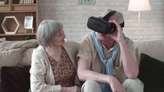 穿着VR耳机的老人感到惊讶
