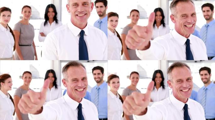 业务团队对相机老板微笑，竖起大拇指