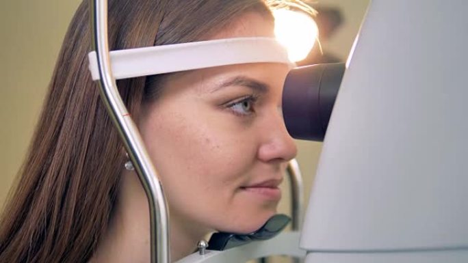 一个女人的头部在视网膜摄像机的下巴上的特写镜头。