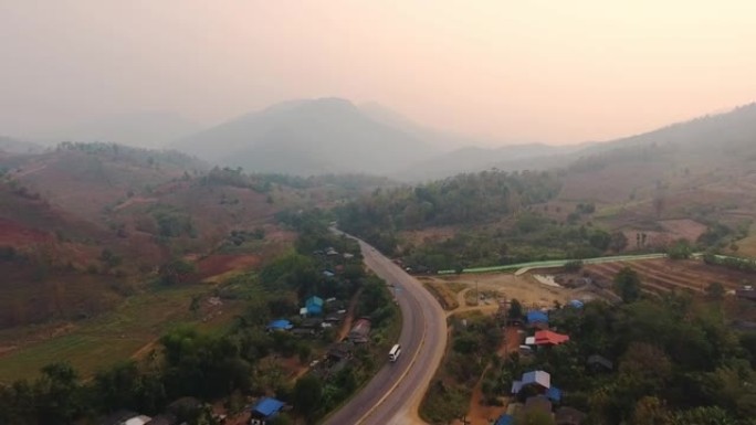 泰国北部清莱省通往山区的乡村公路的4k分辨率鸟瞰图