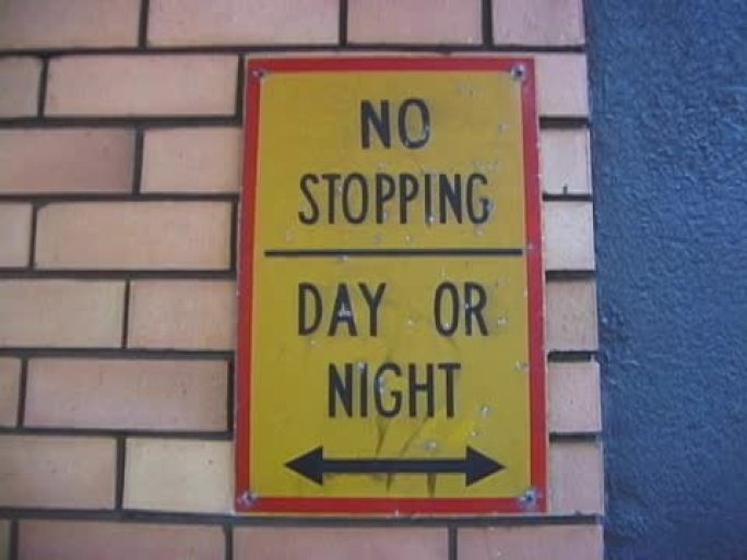 禁止：砖墙上的“禁止停车”路标