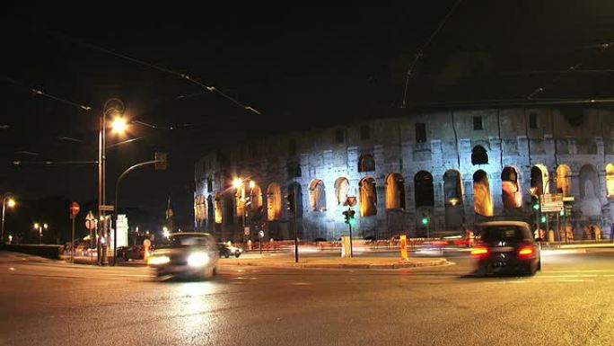罗马Colosseo附近的夜间交通流通
