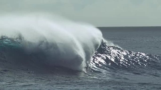 慢动作: 巨大的冰壶海浪在灿烂的夏日阳光下闪闪发光。