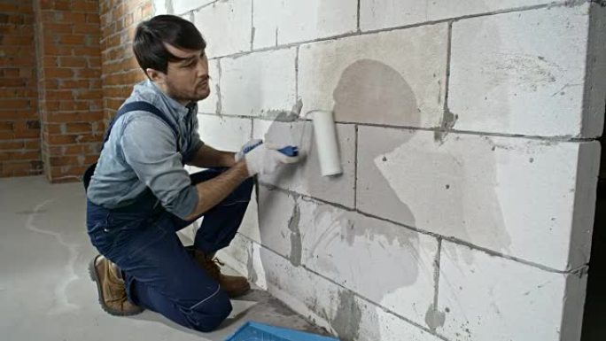男工人粉刷墙