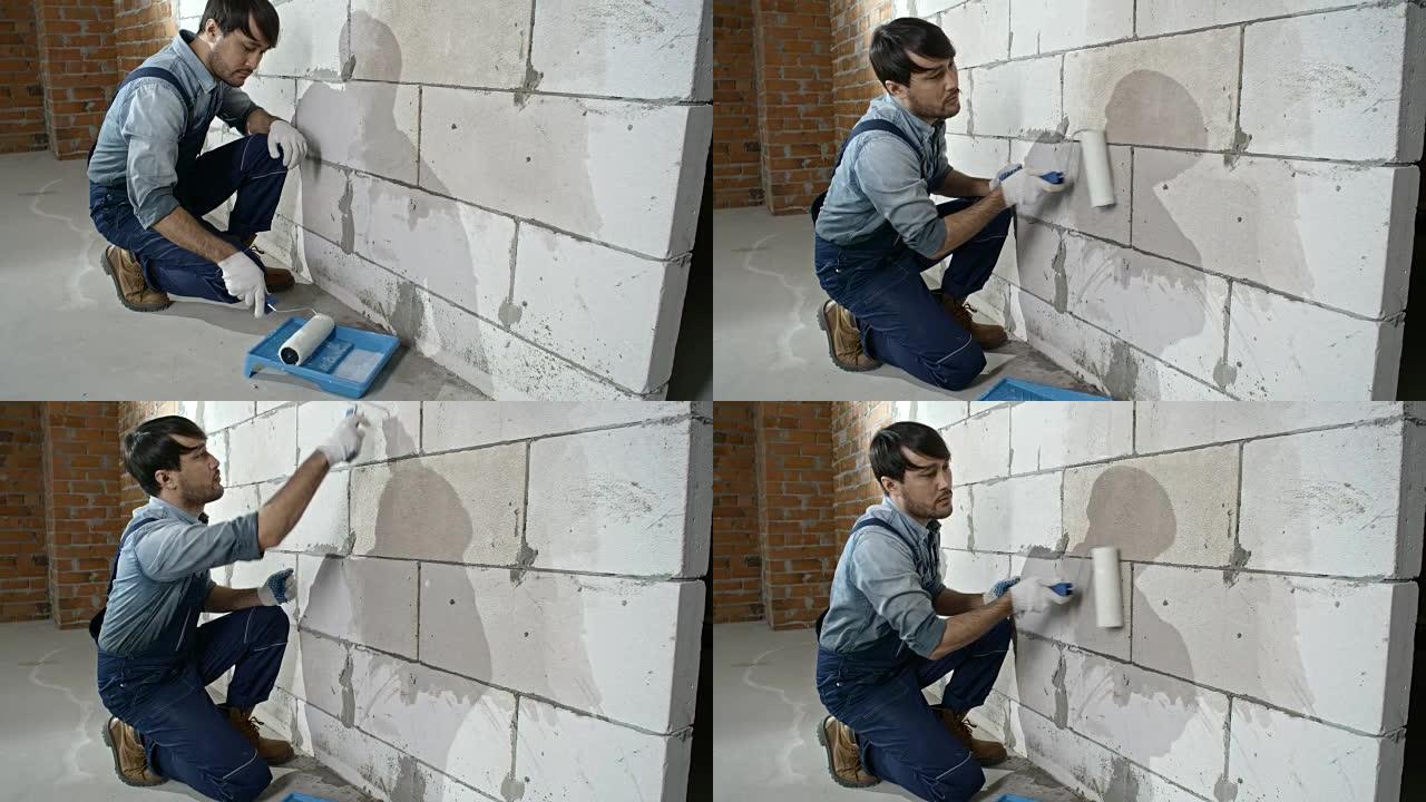 男工人粉刷墙
