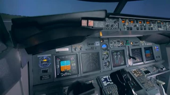 飞行模拟器装备齐全的空驾驶舱