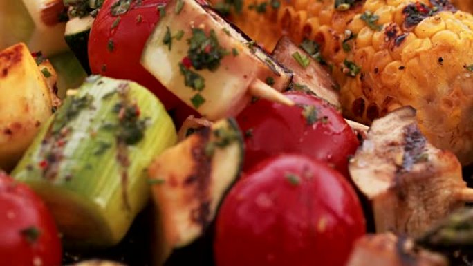 健康的烤蔬菜放在木制桌子上的户外盘子上