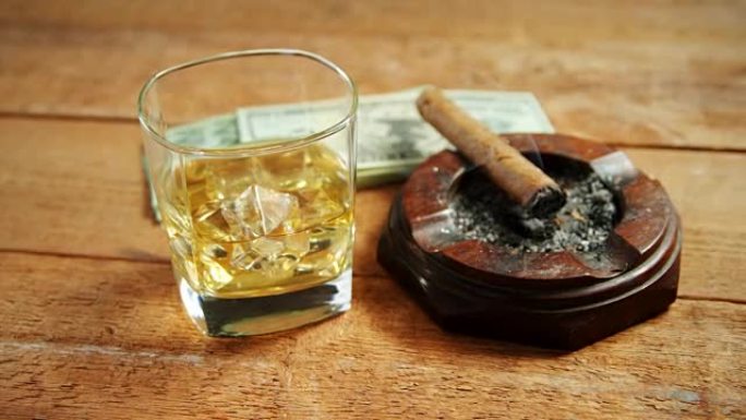 烟灰缸，雪茄，威士忌和美元在表4k上