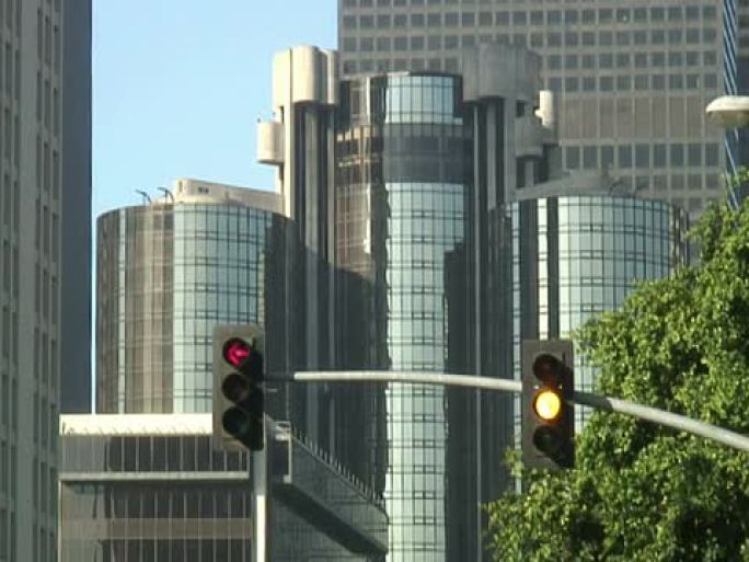 城市十字路口交通灯变红