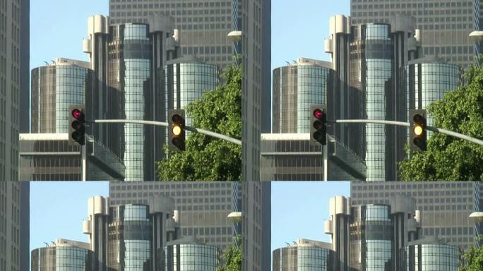 城市十字路口交通灯变红
