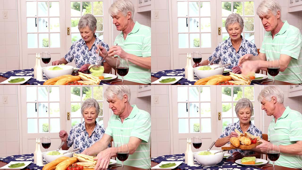 老年夫妇吃健康午餐