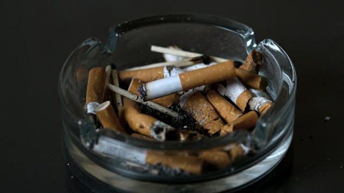 香烟掉进烟灰缸