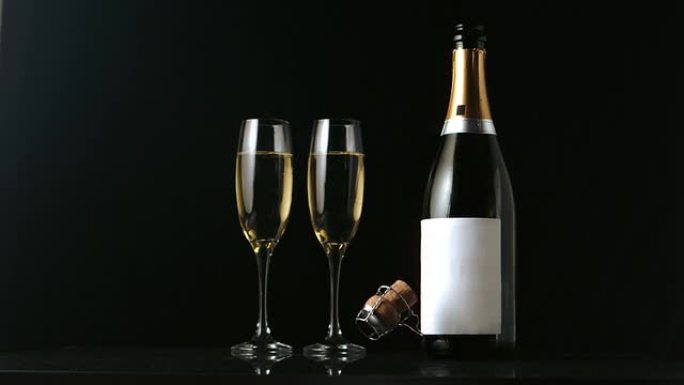 香槟软木塞落在长笛和瓶子的前面